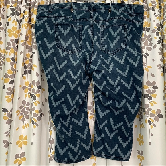 Torrid chevron print Capri jeans size 20 - Picture 3 of 6